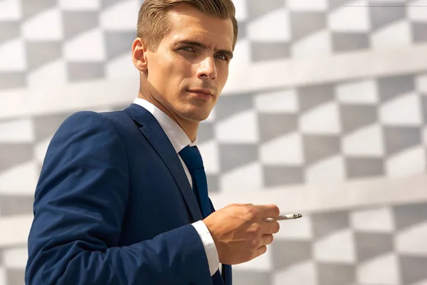 Porträt eines männlichen Models raucht eine Zigarette — Stockfoto