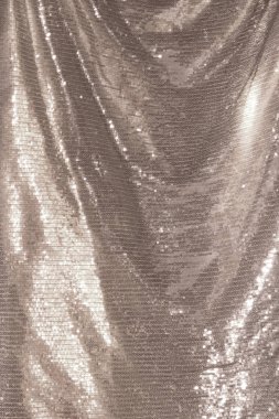 Kumaş üzerine gümüş yamalar