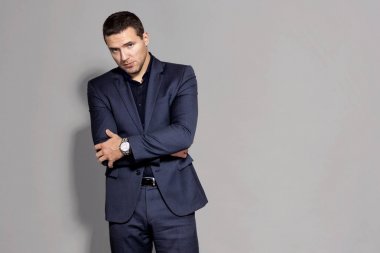 gri arka plan stüdyo üzerinde mavi elbiseli adam