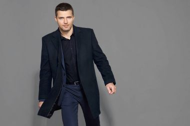 adam bir siyah ceket ve takım elbise