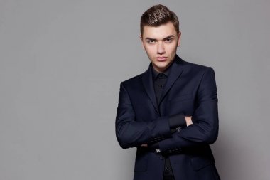 gri arka plan karşı takım elbiseli adam stüdyo