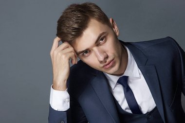 Mavi takım elbise ve yelek ve kravat güzel erkek model poz