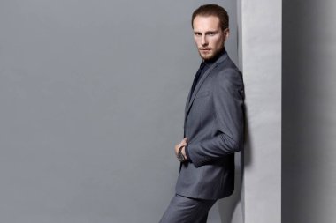 gri takım ayakta gri studio arka plan poz sakallı adam