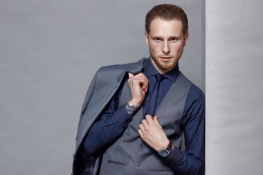 gri takım ayakta gri studio arka plan poz sakallı adam