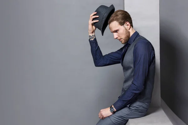Ein Mann in Anzug und Hut — Stockfoto