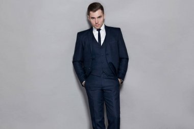 mavi elbiseli adamla yelek gri arka plan üzerinde Studio