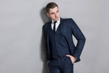 mavi elbiseli adamla yelek gri arka plan üzerinde Studio