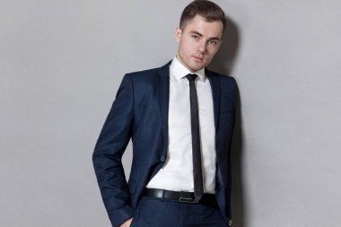 mavi elbiseli adamla yelek gri arka plan üzerinde Studio