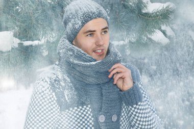 adam bir ceket ve şapkayla kış, kar