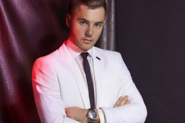 siyah bir zemin üzerine beyaz ceketli adamı portre