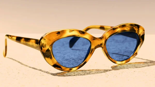 Óculos de sol femininos com óculos pretos em uma moldura amarela — Fotografia de Stock