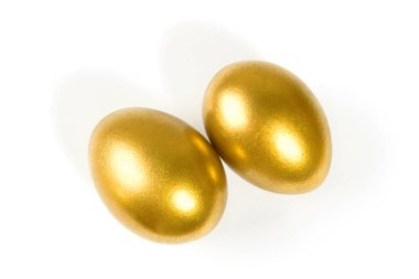 Beyaz arka plan üzerinde iki parlak altın yumurta