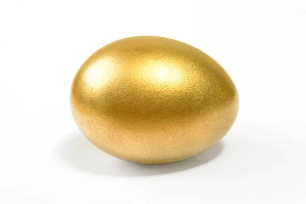 Un uovo d'oro isolato su sfondo bianco, Buona Pasqua concetto — Foto Stock