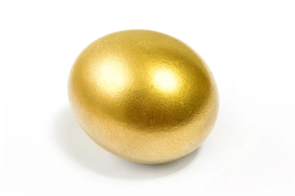 Un œuf d'or isolé sur fond blanc, concept Joyeuse Pâques — Photo