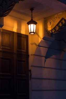 Antika gaz fenerleri Avrupa 'nın gece şehrini muhteşem bir ışıkla süslüyor..