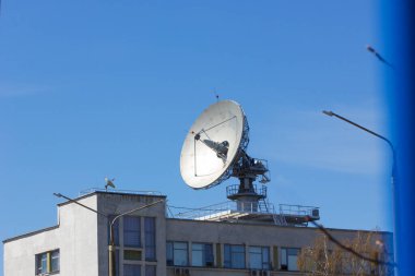 Ofis binasının çatısındaki uydu iletişimi için çanak anteni