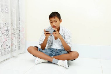 Cep telefonu olan çocuk.