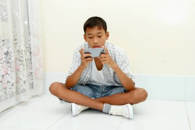 Cep telefonu olan çocuk.