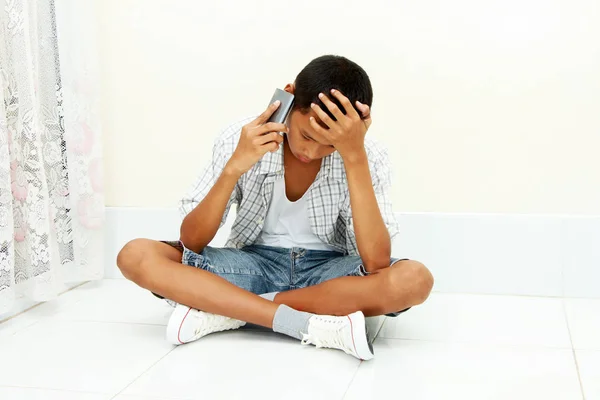 Niño con teléfono móvil. — Foto de Stock