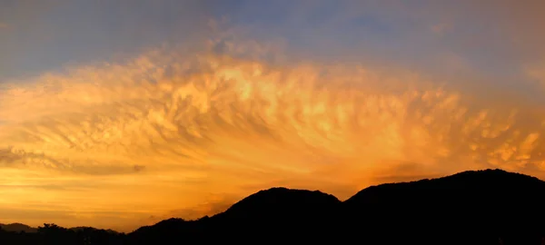 Sunset over the mountain . — Stock Photo, Image