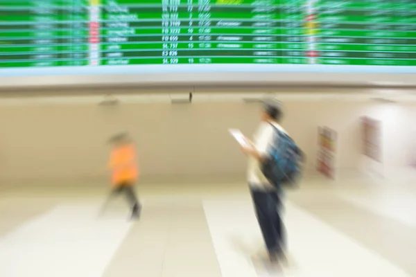 Пассажир в аэропорту — стоковое фото