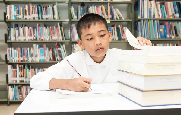 Asiatique garçon faire devoirs  . — Photo