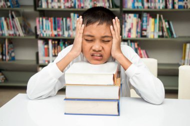 Ödev yapan Asyalı çocuk .