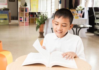 Ödev yapan Asyalı çocuk .