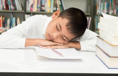 Ödev yapan Asyalı çocuk .