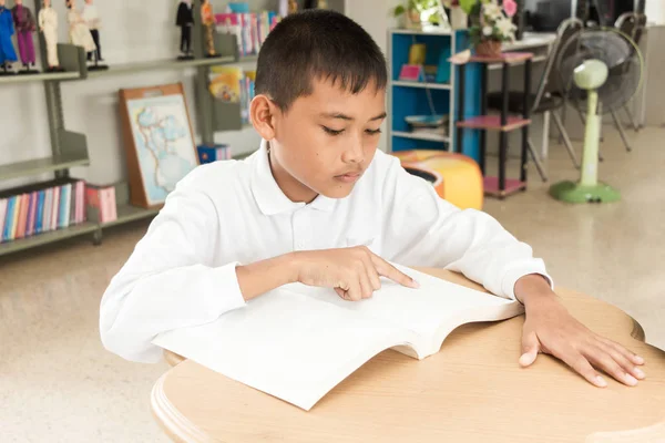 アジアの少年は本を読んで . — ストック写真