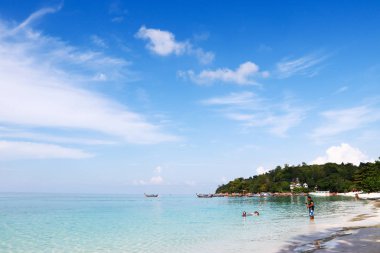 25 Nisan - 2017-Satun Tayland; Gökyüzü ve sabah denize Koh Lipe Adası Koh Lipe etrafında world.a popüler hedef için plajlarıyla ünlü turistler için popüler bir turizm güzelliği.