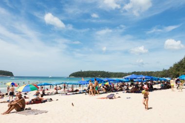 Phuket, Tayland - 25 Aralık 2016: Phuket Adası kumsallarında birçok turist. Nerede kal ve kutlamak Noel ve yeni yıl sezon, Phuket popüler turist ve relax için seyahat etmek istiyorum.
