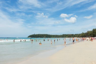 Phuket, Tayland - 25 Aralık 2016: Phuket Adası kumsallarında birçok turist. Nerede kal ve kutlamak Noel ve yeni yıl sezon, Phuket popüler turist ve relax için seyahat etmek istiyorum.