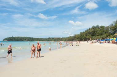 Phuket, Tayland 25 Aralık 2016; Çok sayıda turistin, Phuket Adası kumsallarında. Burada kalıpbana için Noel ve yeni yıl sezon kutlamak, Phuket popüler turist ve relax için seyahat etmek istiyorum.