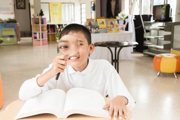 Asiatiska Boy Med Förstoringsglas Han Söka Karta För Att Göra — Stockfoto