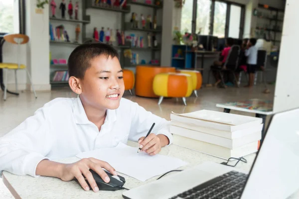 Asiatique Garçon Souriant Faire Ses Devoirs Bibliothèque Très Heureux — Photo