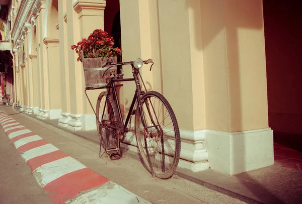 Bicicleta Vieja Aparcada Carretera Estilo Vintage Con Flor Cesta Madera — Foto de Stock