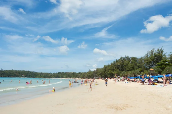 Phuket, Tayland 25 Aralık 2016; Çok sayıda turistin, Phuket Adası kumsallarında. Burada kalıpbana için Noel ve yeni yıl sezon kutlamak, Phuket popüler turist ve relax için seyahat etmek istiyorum.