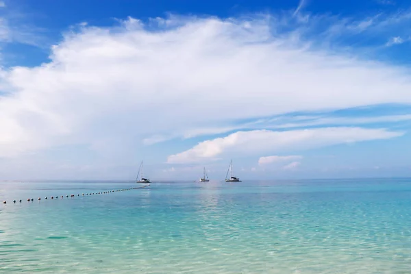 Schönes Meer Und Blauer Himmel Stockbild