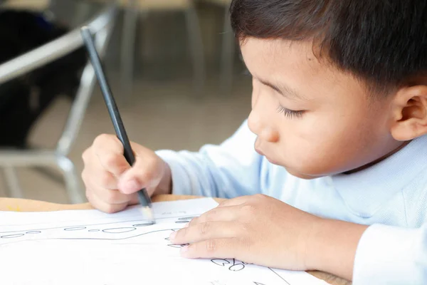 Ein Kleiner Junge Zeichnet Cartoon Seinem Haus lizenzfreie Stockfotos