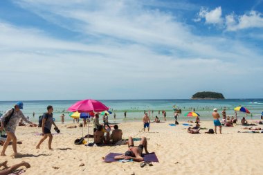 Phuket, Tayland 25 Aralık 2016; Çok sayıda turistin, Phuket Adası kumsallarında. Burada kalıpbana için Noel ve yeni yıl sezon kutlamak, Phuket popüler turist ve relax için seyahat etmek istiyorum.
