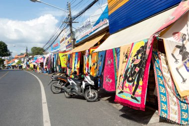 Phuket Tayland 26 Aralık 2016; Laem Promthep Hediyelik eşya dükkanında turist burada, Phuket Tayland için Satılık, renkli.