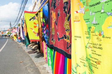 Phuket Tayland 26 Aralık 2016; Laem Promthep Hediyelik eşya dükkanında turist burada, Phuket Tayland için Satılık, renkli.