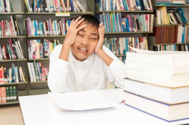 Çocuk yorgun ve ödevlerini sıkıcı.