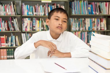 Çocuk yorgun ve ödevlerini sıkıcı.