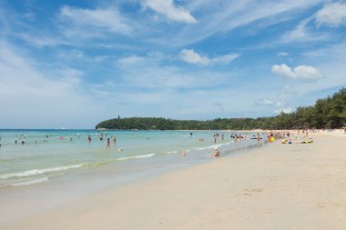 Phuket, Tayland 25 Aralık 2016; Çok sayıda turistin, Phuket Adası kumsallarında. Burada kalıpbana için Noel ve yeni yıl sezon kutlamak, Phuket popüler turist ve relax için seyahat etmek istiyorum.