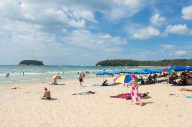 Phuket, Tayland 25 Aralık 2016; Çok sayıda turistin, Phuket Adası kumsallarında. Burada kalıpbana için Noel ve yeni yıl sezon kutlamak, Phuket popüler turist ve relax için seyahat etmek istiyorum.