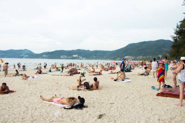 Phuket, Tayland 26 Aralık 2016; Çok sayıda turistin, Phuket Adası kumsallarında. Burada kalıpbana için Noel ve yeni yıl sezon kutlamak, Phuket popüler turist ve relax için seyahat etmek istiyorum.