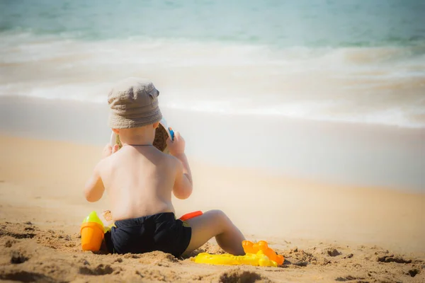 Ragazzo Che Gioca Nella Sabbia Sulla Spiaggia Stile Vintage — Foto Stock