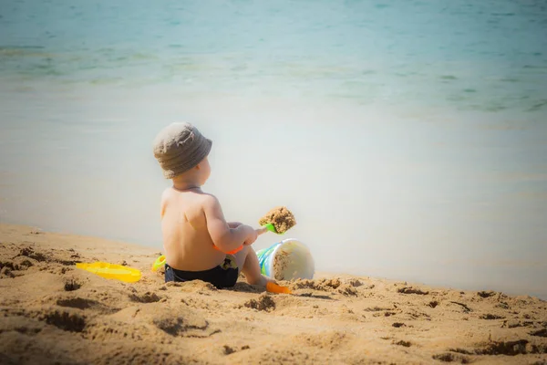 Ragazzo Che Gioca Nella Sabbia Sulla Spiaggia Stile Vintage — Foto Stock